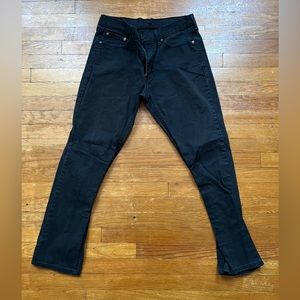 Levi’s 541s in size 32/32. Barely worn and in good shape. Black in color.